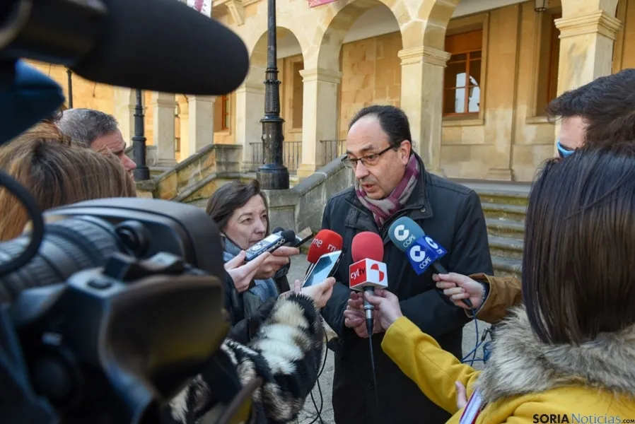Minuto de silencio en el Ayuntamiento de Soria. /Ana Isla