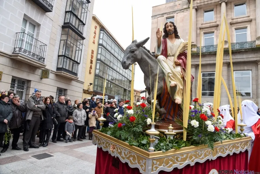 Foto 9 - Los ni&ntilde;os protagonizan la procesi&oacute;n de la Borriquilla que inicia la Pasi&oacute;n