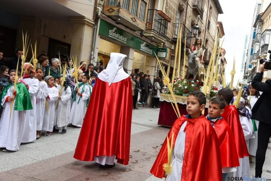 Foto 8 - Los ni&ntilde;os protagonizan la procesi&oacute;n de la Borriquilla que inicia la Pasi&oacute;n