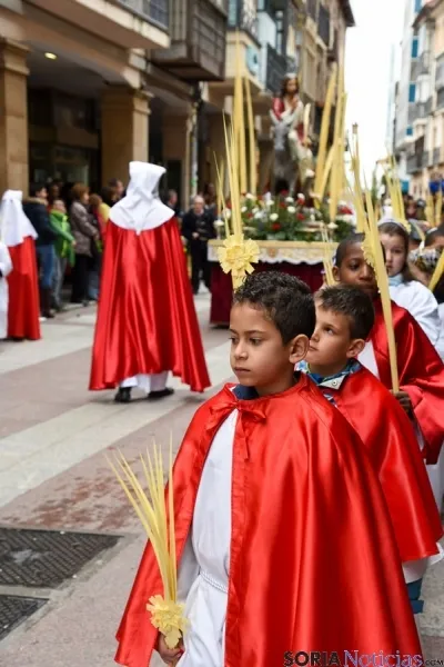 Foto 7 - Los ni&ntilde;os protagonizan la procesi&oacute;n de la Borriquilla que inicia la Pasi&oacute;n