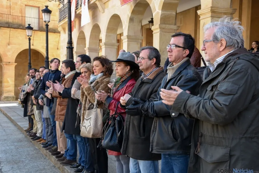 Minuto de silencio en el Ayuntamiento de Soria. /Ana Isla