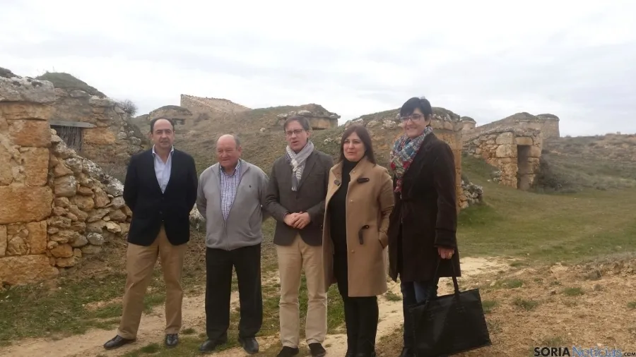 Representantes municipales y de la Junta en las bodegas de Atauta