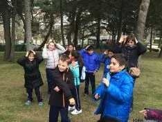 Los niños, en una de las pruebas de la Gymkana.