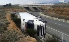 El camión en la rotonda tras el accidente. / SN