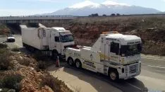 El camión remolcado en la retirada./SN