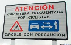 Cartel que advierte de la presencia de ciclistas.
