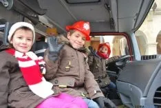 Bomberos y niños, protagonistas. / SN