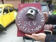 El testigo que se pasa en la vuelta 2CV