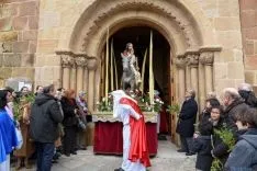 Salida del paso de la Borriquilla, desde la iglesia de La Mayor