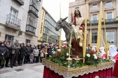 Foto 9 - Los ni&ntilde;os protagonizan la procesi&oacute;n de la Borriquilla que inicia la Pasi&oacute;n