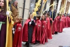 Foto 6 - Los ni&ntilde;os protagonizan la procesi&oacute;n de la Borriquilla que inicia la Pasi&oacute;n