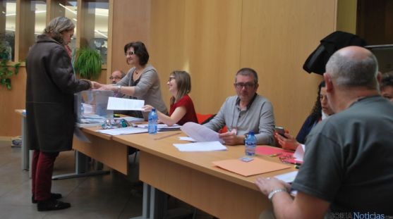 Una de las mesas electorales en la Delegación Territorial en Soria. / SN