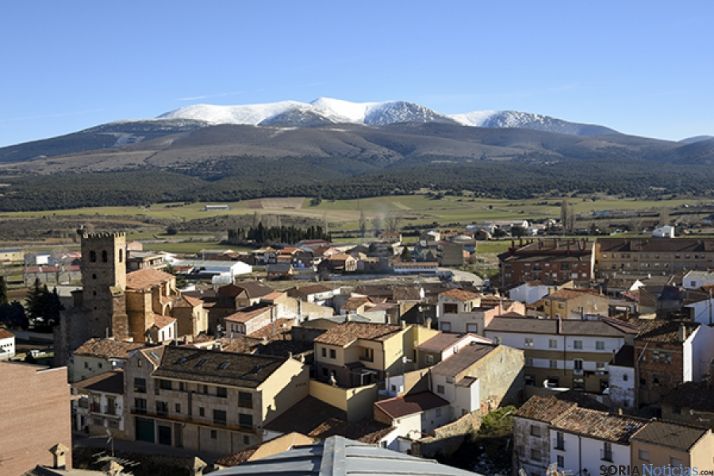 Ólvega, con el Moncayo al fondo.