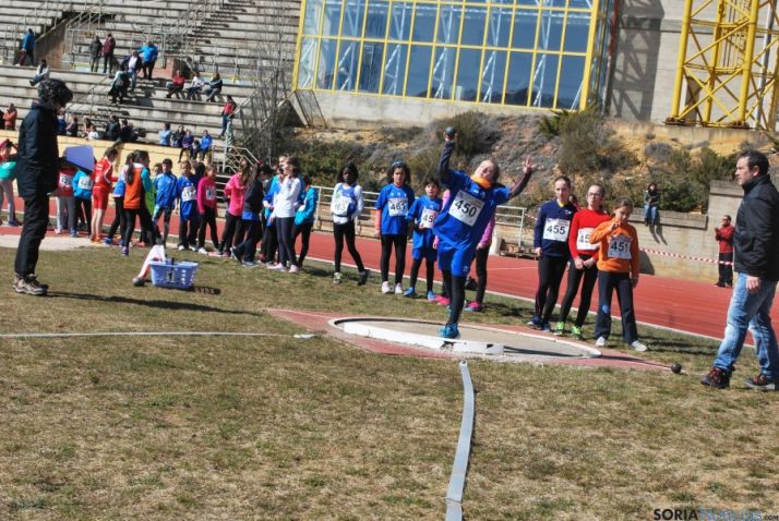 La primera jornada de atletismo en pista al aire libre se celebra en Los Pajaritos