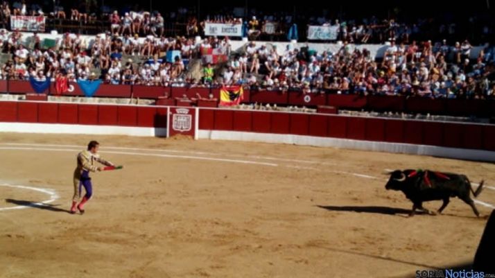 Suerte de banderillas en la plaza de toros burgense.