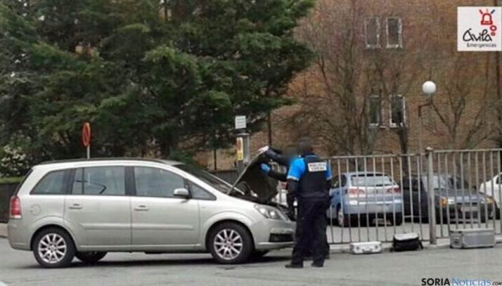 La policía investiga un vehículo en el lugar.