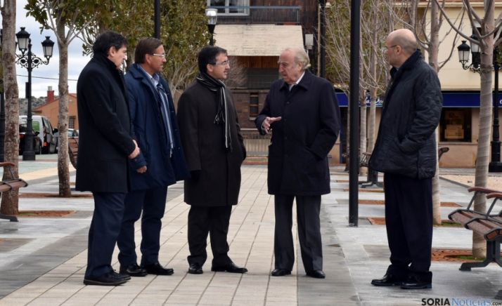 Marinero (3º dcha.) entre Gerardo Martínez y Emiliano Revilla (ctro.). / Jta)