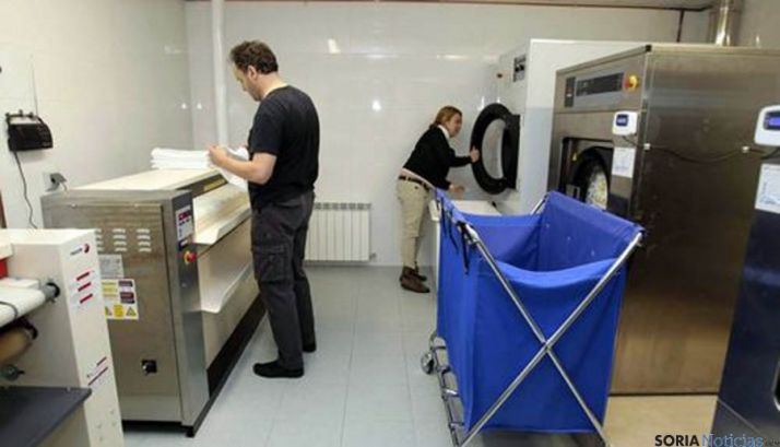 Labores de lavandería en el centro especial de empleo.