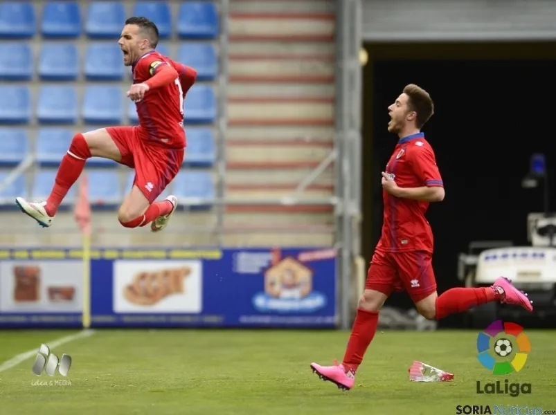 Julio Álvarez celebra el segundo gol del Numancia.