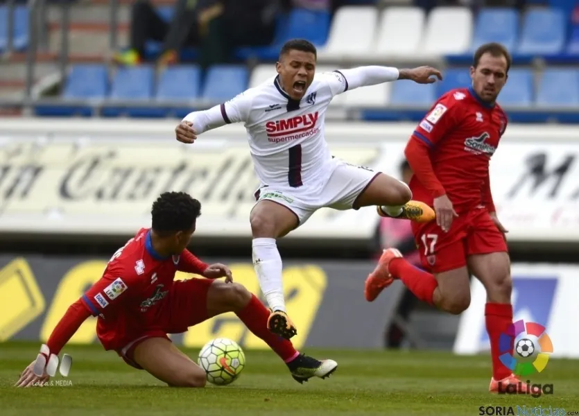 Foto 2 - Victoria del Numancia ante el Huesca que le permite alejarse del descenso (3-2)