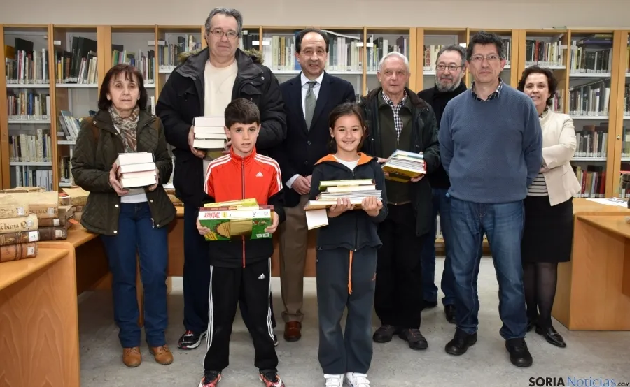 Los premiados con sus libros. / Jta.
