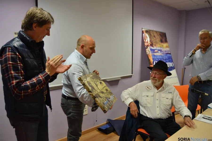 El escritor francés ha recibido un cuadro del club deportivo El Campano Soriano