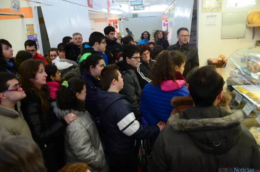 Alumnos en el mercado municipal