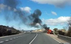 Las llamas devorando el vehículo./SN