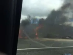El coche, totalmente calcinado./SN