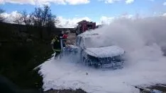 El coche, totalmente calcinado./SN