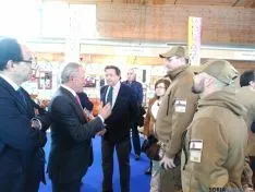 El alcalde habla con una patrulla especial de vigilancia