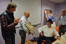 El escritor francés ha recibido un cuadro del club deportivo El Campano Soriano