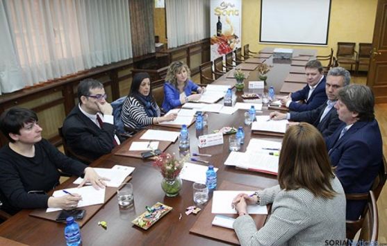 Reunión entre agentes sociales y económicos con el PSOE, en la Cámara.