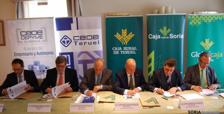 La firma entre responsables de las entidades financieras y la patronal. / CRS