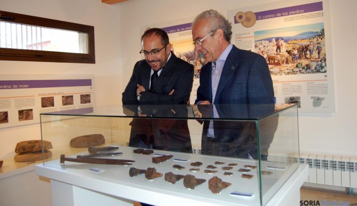 Luis Rey (izda.) y Anselmo Jiménez en el Museo de las Canteras Molineras de Trévago./Dip. 