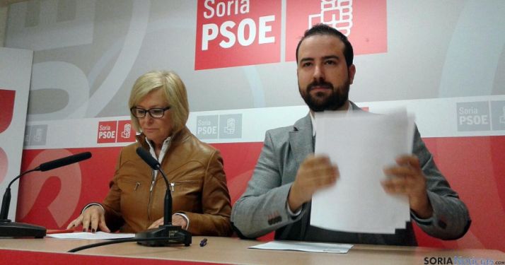 María Irigoyen y Ángel Hernández, este lunes en la sede del PSOE. / SN