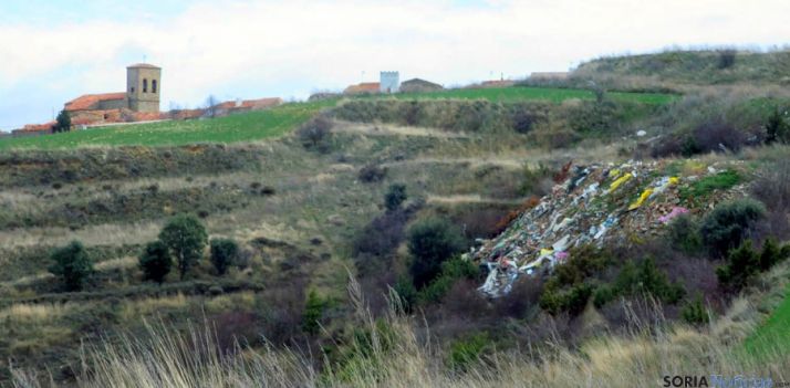El vertedero a la derecha, con Valdelagua al fondo. / ASDEN