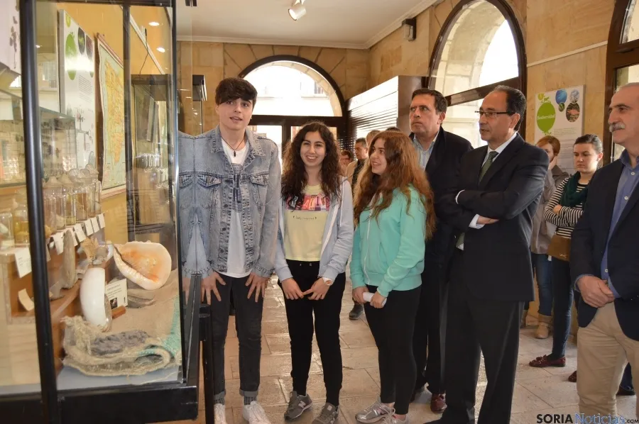 Los alumnos del instituto han explicado la exposición.