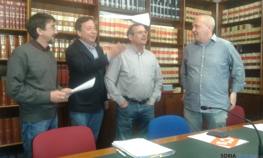 Los cuatro grupos de la oposición, unidos para conocer la deuda viva municipal.