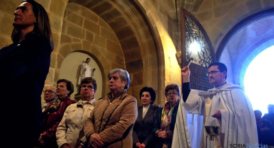 El vicario general de Osma-Soria bendice al templo y a los fieles en la reapertura. / SN