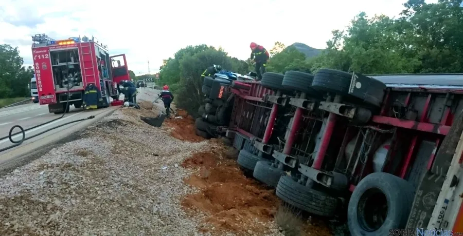 Los bomberos de Ólvega con el camión siniestrado./SN