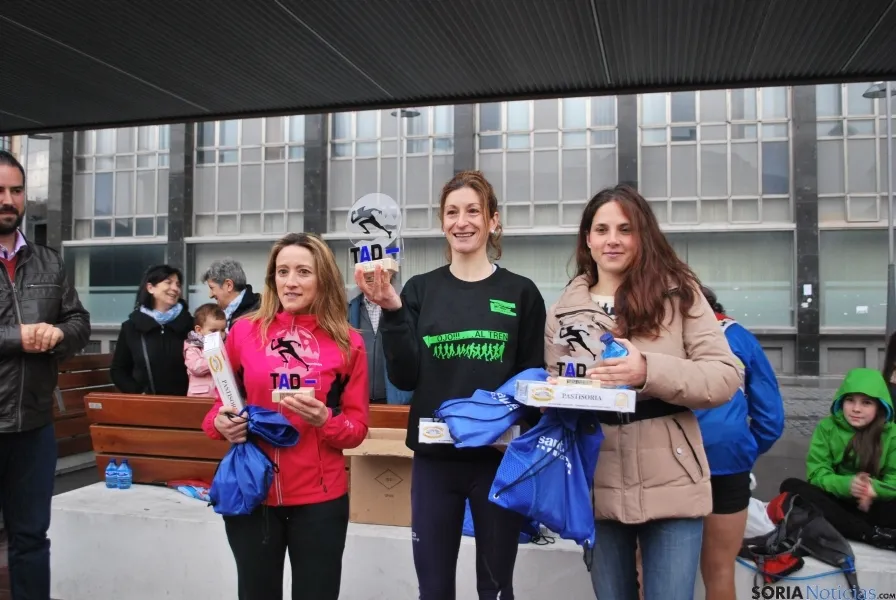 Las tres primeras féminas en la prueba corta./SN