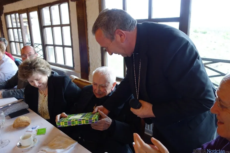 Tomás Leal recoge un obsequio del administrador diocesano
