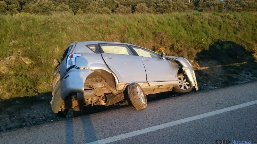 El herido ha quedado atrapado en el vehículo