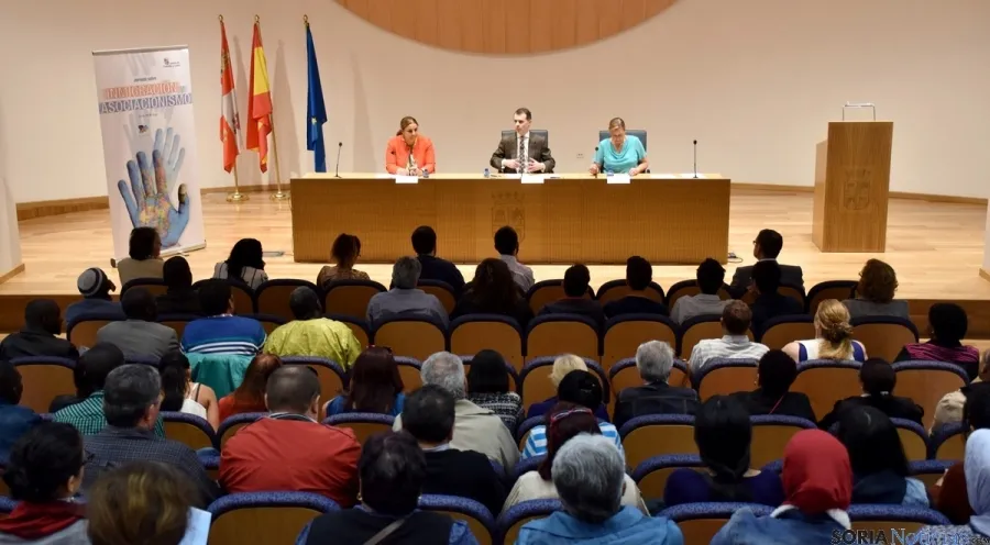 Los inmigrantes y la Junta analizan el asociacionismo. /Junta