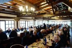 Almuerzo de hermandad en el día festivo para los sacerdotes