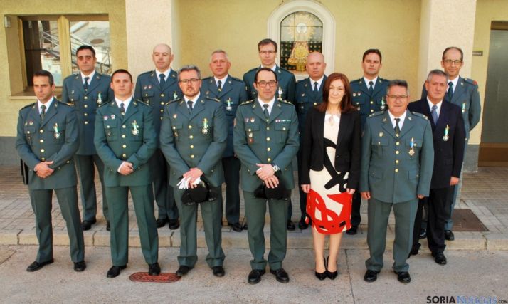 Los guardias civiles condecorados este jueves con el teniente coronel y la subdelegada del Gobierno. / SN