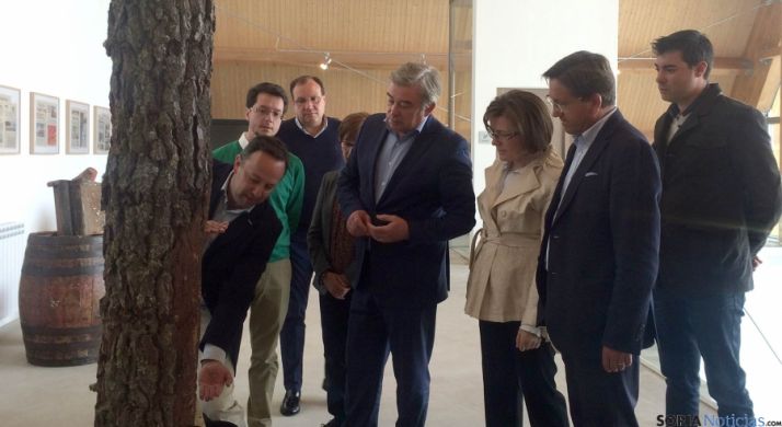 José Manuel Barreiro (ctro.) en la planta de Resinas Naturales en Almazán. 