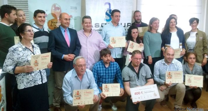 Los ganadores y finalistas este jueves en la sede de FOES. / FOES