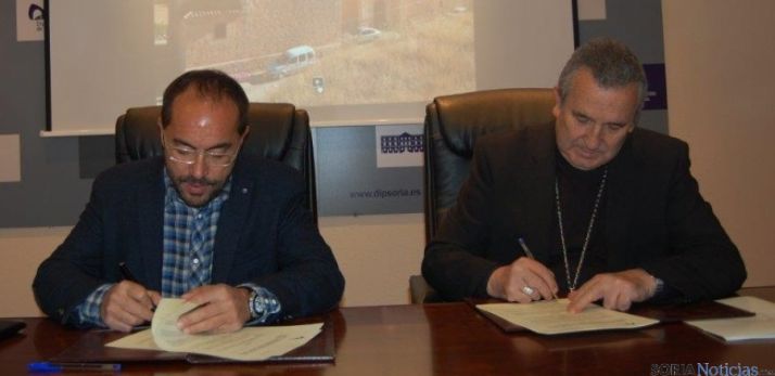 Firma convenio reparación iglesias.